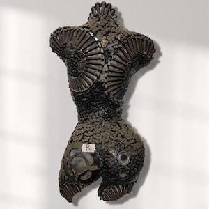 Handgefertigte Metall Torso Wand Dekor: Recycelte Kette Skulptur