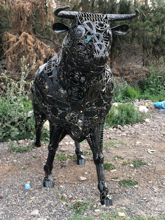 リサイクル金属製の雄牛の彫刻｜等身大の野生動物、屋外アート - Etsy 日本