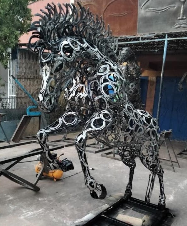 リサイクル金属製の馬の彫刻：スチール製の動物の置物、野生動物の
