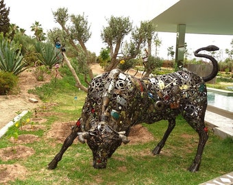 Sculpture de taureau Lamborghini recyclée | Statue de taureau grandeur nature en métal | | Décoration de garage pour hommes | Cadeau voiture de luxe | Sculpture animale industrielle