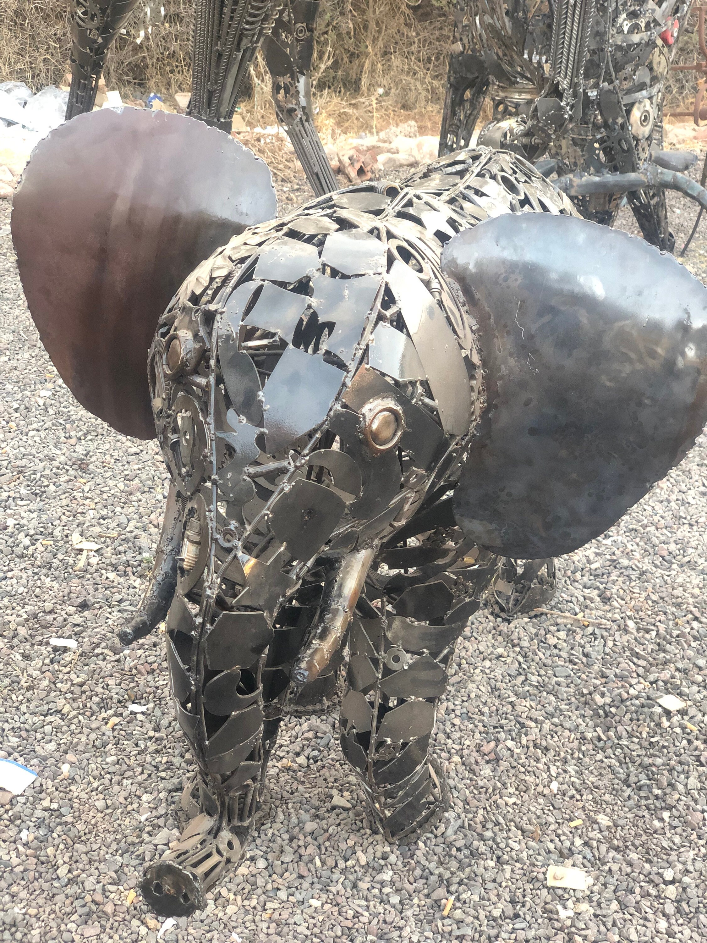 スチームパンクエンジンの象の彫刻：リサイクル鋼の野生動物アート