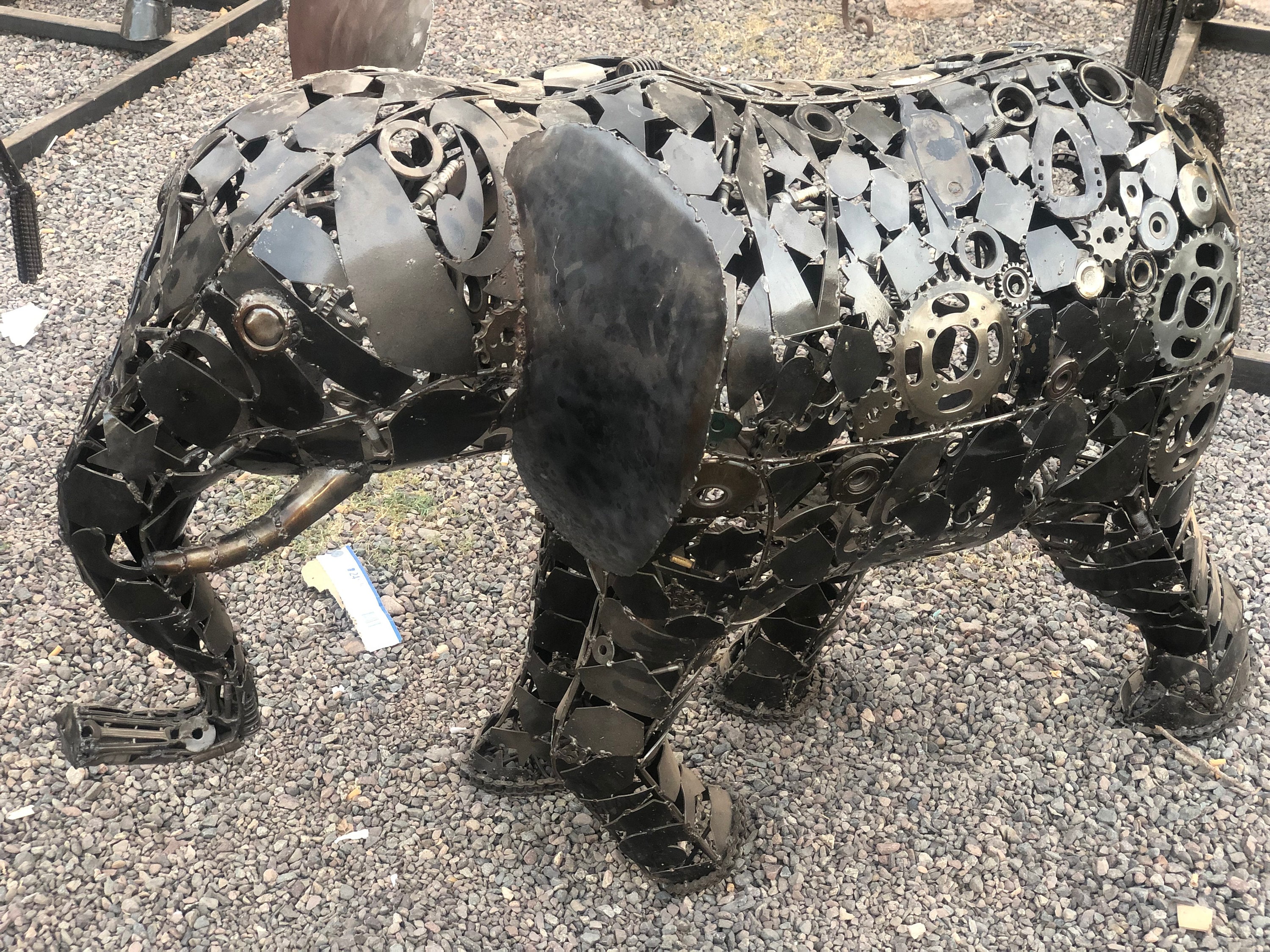 スチームパンクエンジンの象の彫刻：リサイクル鋼の野生動物アート