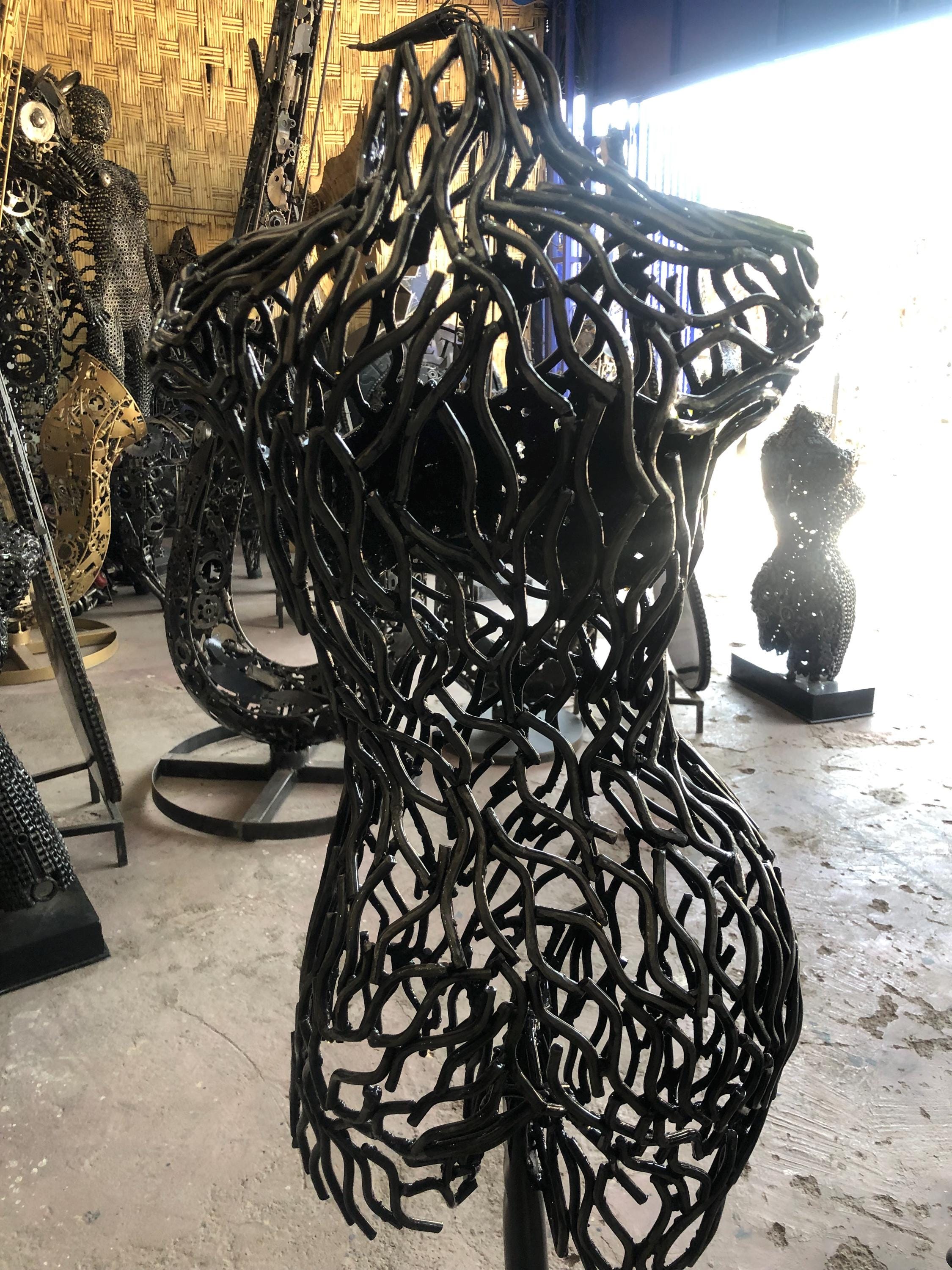 金属製女性胸像彫刻：工業用木製ベース、現代壁アート - Etsy 日本