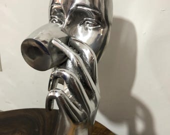 Statue buvant du café en argent - Silent Reflection