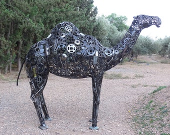 Sculpture de chameau en acier recyclé : art animalier abstrait
