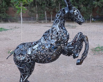 Statue de chèvre en acier recyclé : art animalier fait main, sculpture d'extérieur