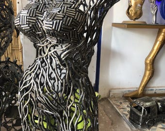 金属製女性胸像彫刻：工業用木製ベース、現代壁アート - Etsy 日本
