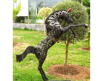 Sculpture cheval au galop en acier recyclé : art animalier abstrait en métal