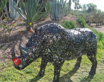 rhinocéros, sculpture animalière en acier, figurine animalière en acier, art animalier. Art d'extérieur, métal ; statue animalière, art animalier, figurine artistique