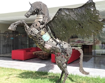 Grande sculpture de cheval volant en acier recyclé : Art déco animalier, statue d'extérieur