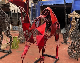Grande sculpture de chameau en métal rouge - Art animalier abstrait géométrique moderne, décoration intérieure et extérieure faite main