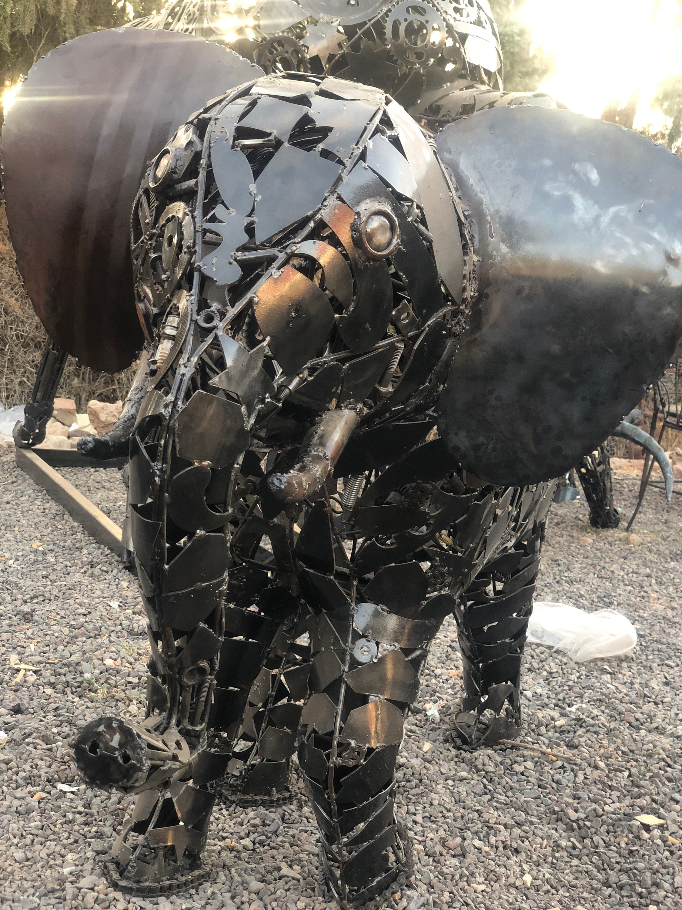 スチームパンクエンジンの象の彫刻：リサイクル鋼の野生動物アート