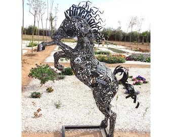 Sculpture de cheval en acier recyclé : art animalier, figurine animal d'extérieur