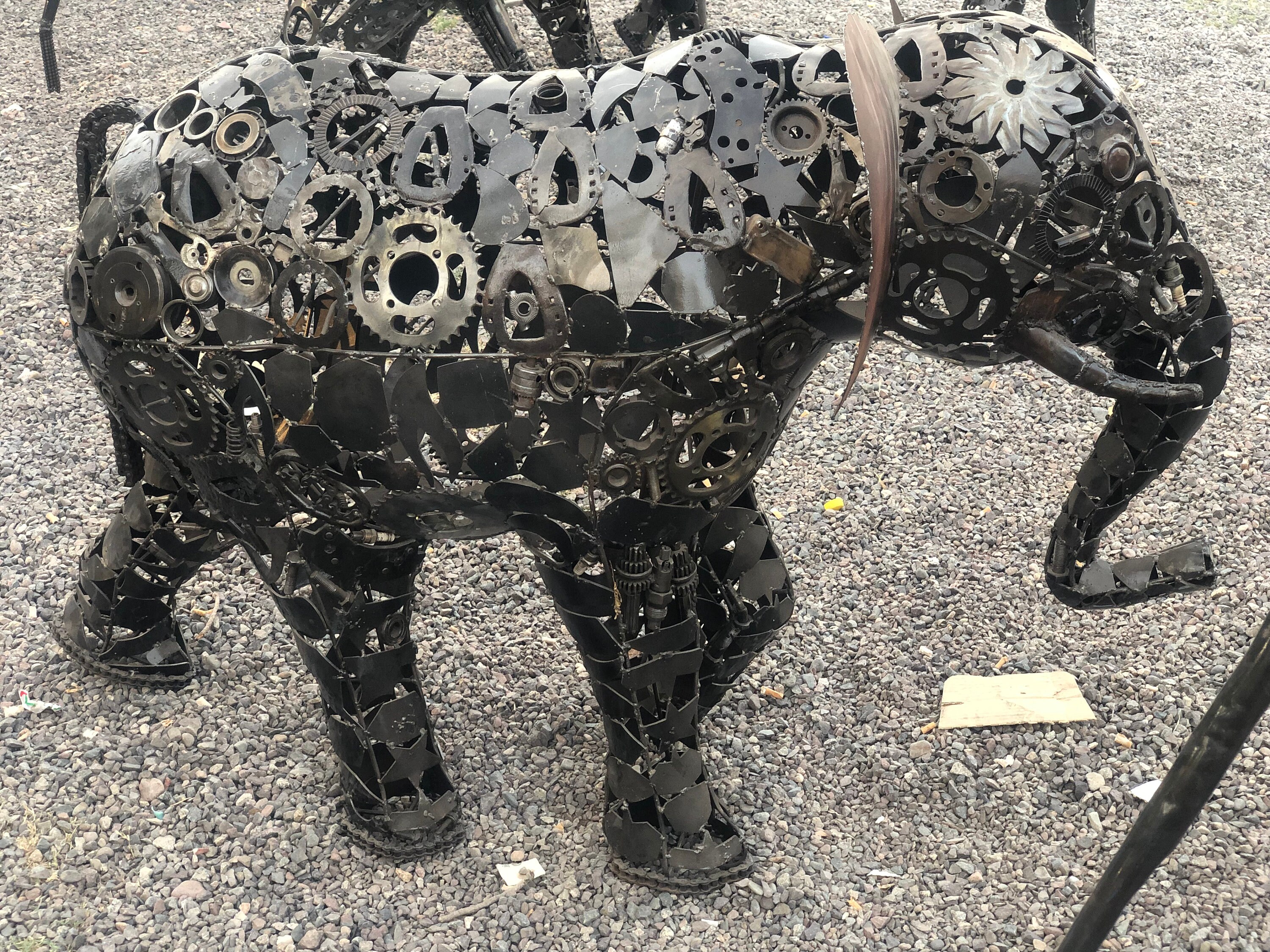 スチームパンクエンジンの象の彫刻：リサイクル鋼の野生動物アート