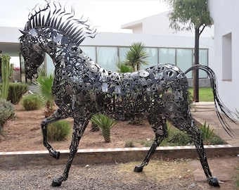 Sculpture de cheval en acier recyclé : art animalier abstrait en métal