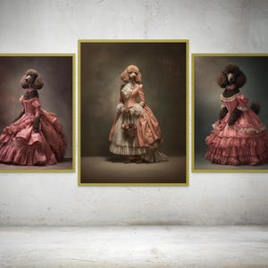 以下が含まれることがあります： アンティークドレスを着た擬人化されたプードルの3つの額入りプリント。プードルは、ピンクとピーチの色合いの、手の込んだフリル付きガウンで描かれており、濃い毛皮とエレガントなポーズをしています。フレームは金色です。