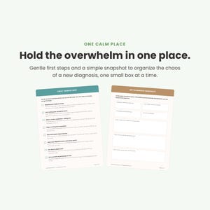 Op de afbeelding: Twee gedrukte organisatiebladen met de titel One Calm Place. Het linkerblad is blauwgroen en getiteld First Things First met een checklist. Het rechterblad is bruin en getiteld My Diagnosis Snapshot met lege velden voor notities en informatie.