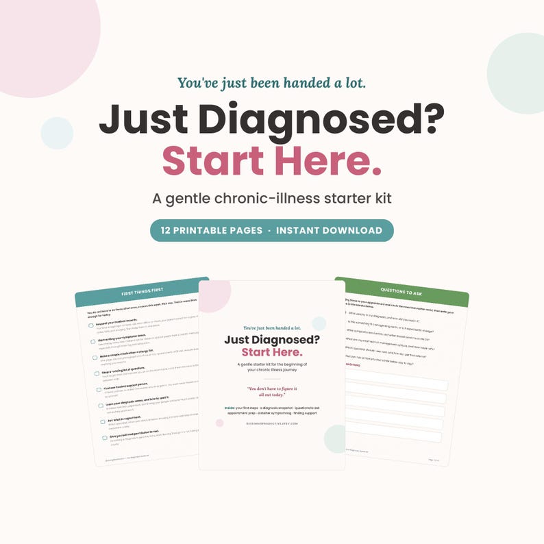Op de afbeelding: Een digitale documentenset getiteld Just Diagnosed? Start Here, met 12 printbare pagina's voor het beheer van chronische ziekten. De pagina's bevatten checklists, symptoomlogboeken en vragen, gepresenteerd met blauwgroene en roze accenten.