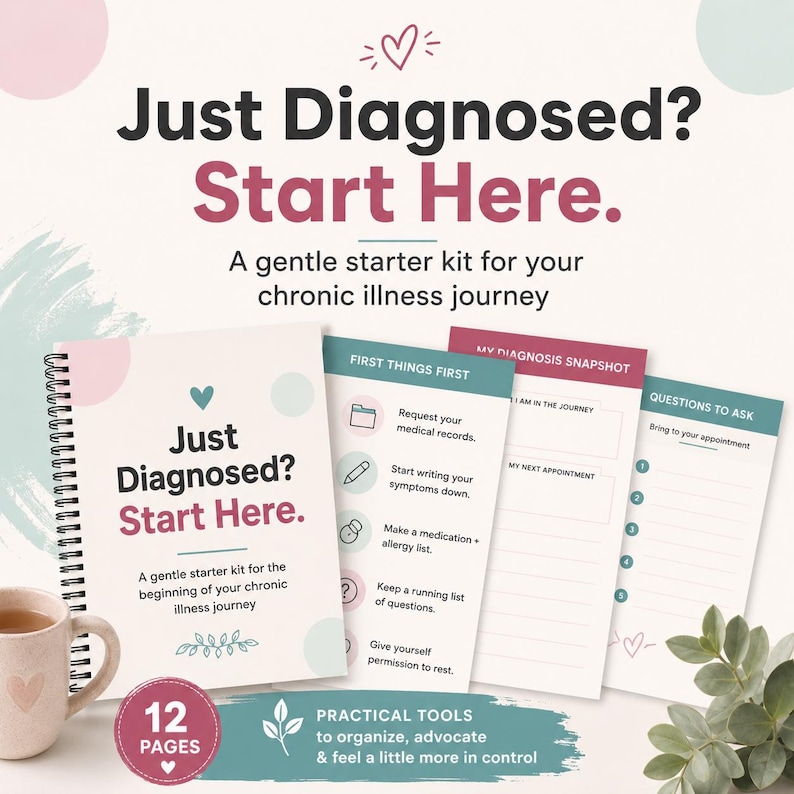 Op de afbeelding: Een spiraalgebonden starterkit van 12 pagina's voor het beheer van chronische ziekten. De omslag bevat de tekst Just Diagnosed? Start Here. Het bevat pagina's voor medische dossiers, symptoomregistratie, medicatielijsten en vragen voor afspraken.