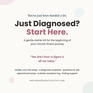 Op de afbeelding: Een digitale afbeelding met een cr&egrave;mekleurige achtergrond en zachte pastelkleurige cirkels. De tekst luidt: You've just been handed a lot. Just Diagnosed? Start Here. A gentle starter kit for the beginning of your chronic illness journey. You don't have to figure it all out today. Inside: your first steps, a diagnosis snapshot, questions to ask, appointment prep, a starter symptom log, finding support. RESTINGISPRODUCTIVE.ETSY.COM