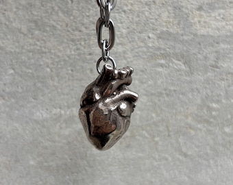 Anatomical heart pendant in bronze – Coralie model
