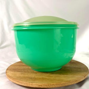 Vintage Tupperware Jadeite Green Salad Crisper Bowl with Lid – Model 1424-4 & 1425-1 – 1980s Storage Container