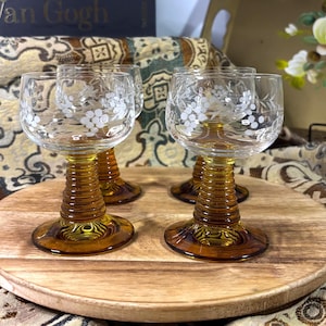 4er Set Römer Weingläser – Geätztes Weinrebendesign – Deutsches Bernstein – Bienenkorbstamm – 0,1L gemarkt – Vintage Barzubehör