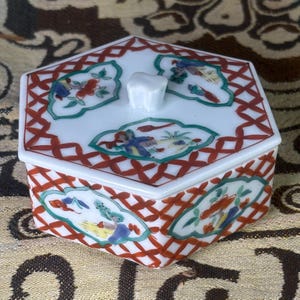 Joyero vintage de porcelana japonesa: diseño de celosía roja pintada a mano