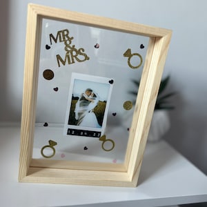 Personalizowana drewniana ramka na zdjęcia Mr and Mrs instax mini | Indywidualne zdjęcia polaroid ze ślubu | Prezent na rocznicę zaręczyn | Nowożeńcy