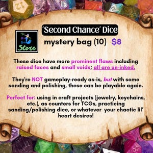 Op de afbeelding: Een bord in perkamentstijl met de titel Second Chance Dice mystery bag (10) en tekst over onge&iuml;nkte dobbelstenen met gebreken zoals verhoogde vlakken en kleine gaatjes. Het logo van The Heart Bard Store is omringd door kleurrijke dobbelstenen.