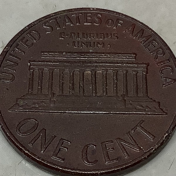 1969-D FLOATING ROOF Lincoln penny not a rare coin but unusual color brown and in good condition some minor flaws circulated coin No.101