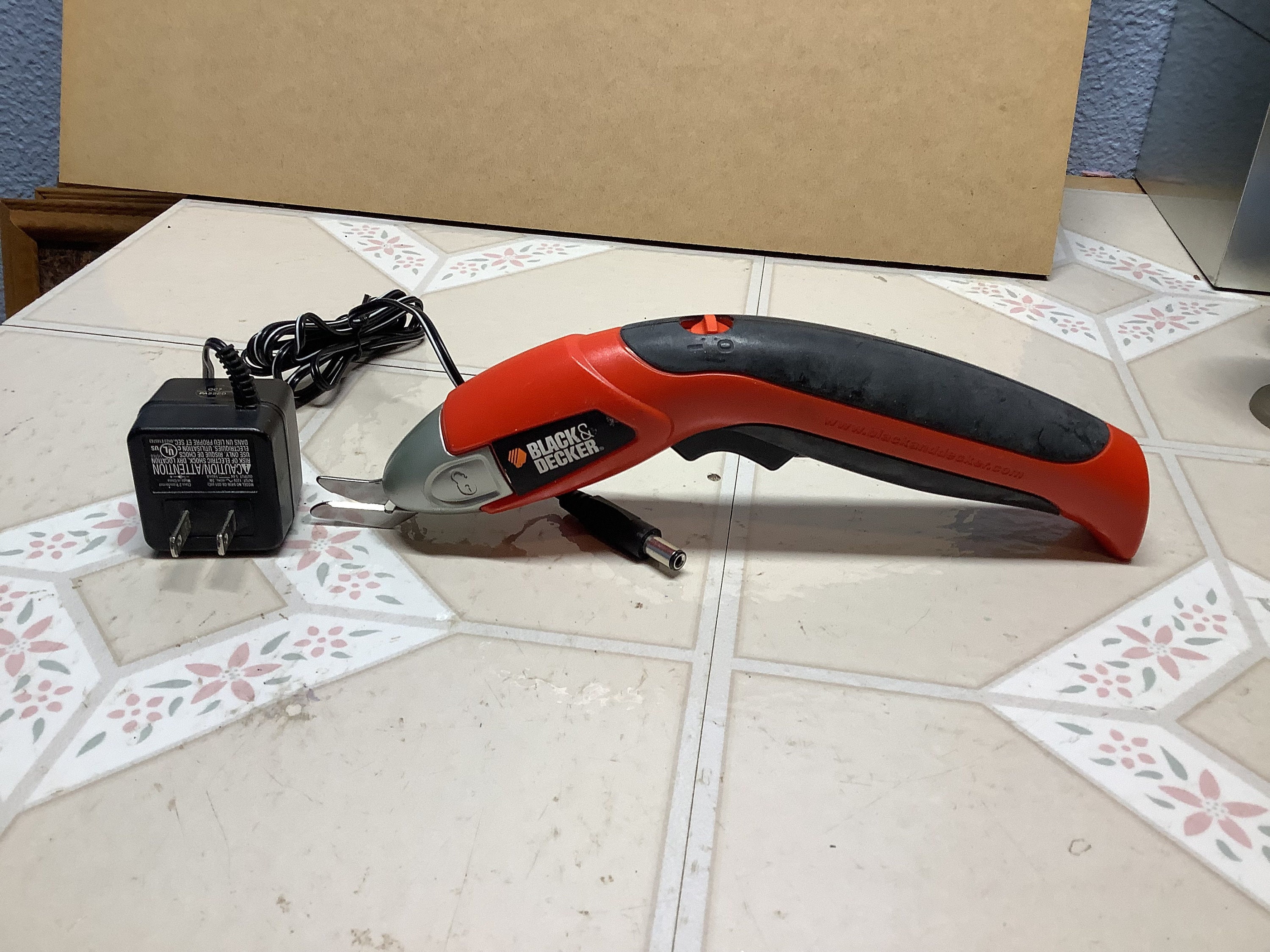 BLACK+DECKER SZ360 3.6-Volt NiCad Cordless Power Scissors