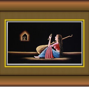 Op de afbeelding: Een ingelijst schilderij van een vrouw die een snaarinstrument bespeelt in een donkere kamer. De vrouw draagt een rood-blauwe outfit en zit op een houten platform. Een kleine lamp brandt op de achtergrond.