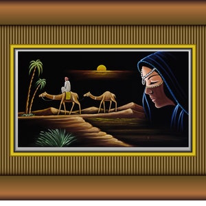 Puede incluir: Una pintura que representa una escena del desierto con dos camellos, una persona montada en uno de los camellos y una mujer con un velo azul mirando hacia un lado. La pintura está sobre un fondo oscuro con un sol naranja brillante poniéndose en la distancia.