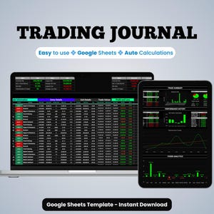 Op de afbeelding: Een digitaal handelsdagboek weergegeven op een laptop- en tabletscherm. De interface heeft een donker thema met groene en rode gegevenstabellen, grafieken en prestatiegegevens. De tekst bevat TRADING JOURNAL, Easy to use, Google Sheets, Auto Calculations en Google Sheets Template - Instant Download.