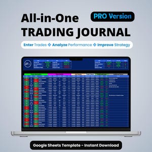 Könnte beinhalten: Ein Laptop zeigt eine Trading-Journal-Vorlage mit dem Text "All-in-One TRADING JOURNAL". Der Bildschirm zeigt Datentabellen mit grünen, roten und weißen Zellen. Der Text "Enter Trades, Analyze Performance, Improve Strategy" ist ebenfalls sichtbar.