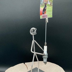 Figur mit Zündkerze Notizhalter,Zettelhalter,Memohalter Edelstahl-Schreibtisch oder Büro-das perfekte Geschenk-Ständer- Metall Skulptur
