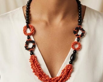 Handcrafted necklace in Mediterranean red coral, agate and glass beads – Length 80 cm, made in Italy