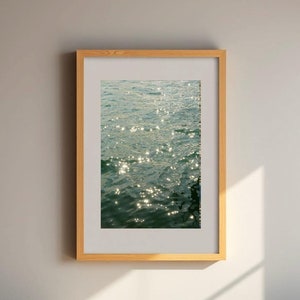 Impresión de pared del océano, hora dorada, sol, póster del océano, arte de pared imprimible, neutros cálidos, impresión de agua con sol, Lago de Como, fotografía marina