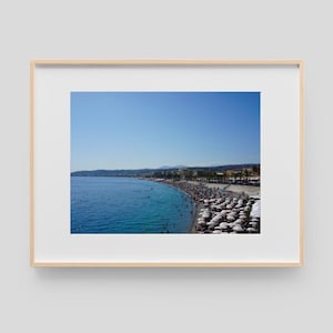 Póster imprimible de una bonita playa - Arte mural costero de la Riviera Francesa - Fotografía oceánica soleada - Decoración de viajes por el Mediterráneo - Escena de playa de verano