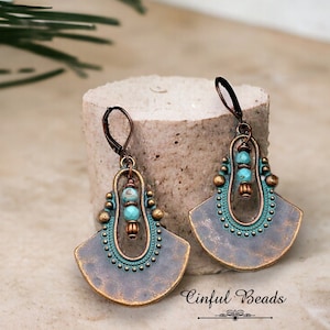 Boucles d'oreilles pendantes bohème patinée turquoise - boucles d'oreilles ethniques en cuivre antique avec perles de magnésite turquoise - boucles d'oreilles pendantes rustiques
