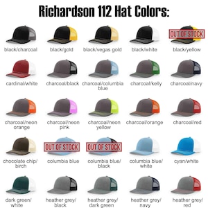 Puede incluir: Una cuadr&iacute;cula de gorras tipo trucker Richardson 112 en varias combinaciones de colores, incluyendo negro, carb&oacute;n, cardenal y opciones ne&oacute;n. Algunas gorras tienen el texto rojo 'OUT OF STOCK'. La imagen muestra una amplia gama de modelos bicolor y s&oacute;lidos.