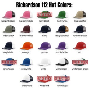 Puede incluir: Una cuadr&iacute;cula de gorras tipo camionero Richardson 112 en varias combinaciones de colores, incluyendo dise&ntilde;os s&oacute;lidos y bicolores con parte trasera de malla. El texto Richardson 112 Hat Colors aparece arriba y varias gorras tienen una etiqueta de Out of Stock.