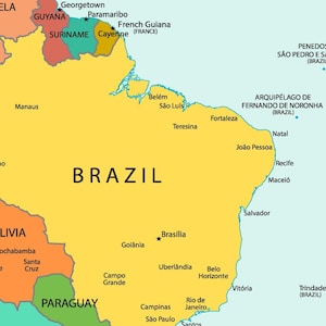 K&ouml;nnte beinhalten: Eine farbenfrohe Karte von S&uuml;damerika, die Brasilien, Guyana, Suriname und Franz&ouml;sisch-Guayana hervorhebt. Wichtige St&auml;dte wie Manaus, Brasilia und Rio de Janeiro sind beschriftet. Die Karte verwendet eine Vielzahl von Farben zur Unterscheidung.