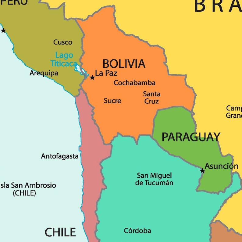 K&ouml;nnte beinhalten: Eine farbenfrohe Karte von S&uuml;damerika, die Bolivien, Paraguay und Chile hervorhebt. Wichtige St&auml;dte wie La Paz, Asunci&oacute;n und Santiago sind beschriftet. Die Karte verwendet verschiedene Farben, um die L&auml;nder zu unterscheiden.
