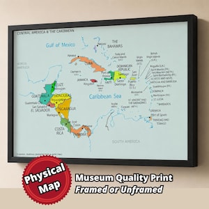 Puede incluir: Un mapa enmarcado de América Central y el Caribe con fondo azul claro y masas terrestres coloridas. El mapa muestra nombres de países, capitales y territorios insulares con etiquetas de texto negras y marcadores de estrellas.