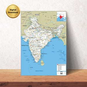 Pu&ograve; includere: Una mappa dettagliata dell'India con le principali citt&agrave; e strade etichettate. La mappa &egrave; stampata su uno sfondo beige chiaro con elementi d'acqua blu. La mappa include una piccola mappa inserita dell'India nell'angolo in alto a destra.