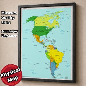 Puede incluir: Un mapa mural enmarcado de las Américas con un fondo de océano azul claro y masas terrestres multicolores. El mapa muestra América del Norte y del Sur con países, océanos y regiones geográficas claramente etiquetados en un estilo cartográfico.