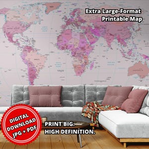 Puede incluir: Un mapa del mundo de gran formato con varios tonos de rosa y morado para distinguir los países. El mapa incluye etiquetas de texto para continentes, países y océanos. Una insignia circular roja muestra el texto DIGITAL DOWNLOAD JPG + PDF.