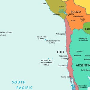 K&ouml;nnte beinhalten: Eine farbenfrohe Karte von S&uuml;damerika, die L&auml;nder wie Chile, Argentinien und Bolivien hervorhebt. Wichtige St&auml;dte wie Santiago, La Paz und Buenos Aires sind beschriftet. Der S&uuml;dpazifik ist ebenfalls sichtbar.